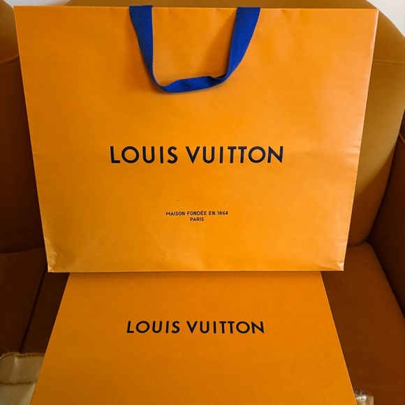 Louis Vuitton Magnetic Gift Box with Tag, Ribbon and Bag - Picture 9 of 9